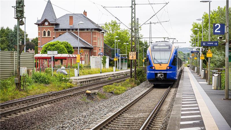Mädchen vor Zug gestoßen? Mann kommt in Psychiatrie Die Ermittlungen zum Geschehen am Bahnhof Friedland dauern an.