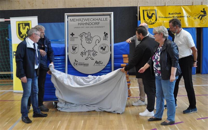 Das Bild zeigt Vertreter der Stadt und Hahndorfer Vereine bei der Eröffnung der neuen Halle.