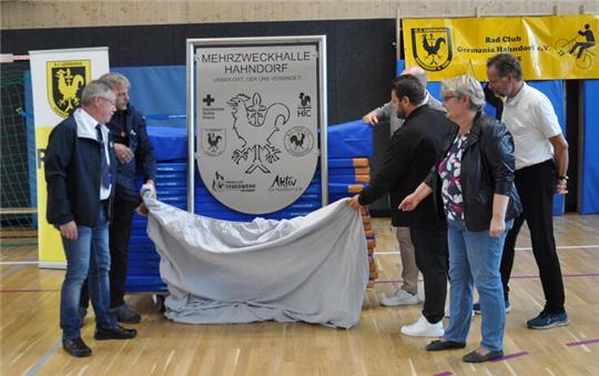 Das Bild zeigt Vertreter der Stadt und Hahndorfer Vereine bei der Eröffnung der neuen Halle.