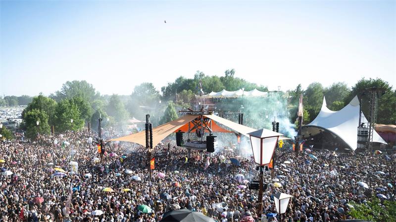 Die Eröffnung der Turmbühne auf dem Fusion-Festival. 