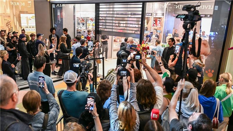 Die Eröffnung des Pop Mart-Ladens in Berlin sorgte für großen Andrang.