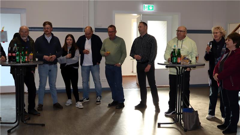 Frühliche Leute mit Getränken