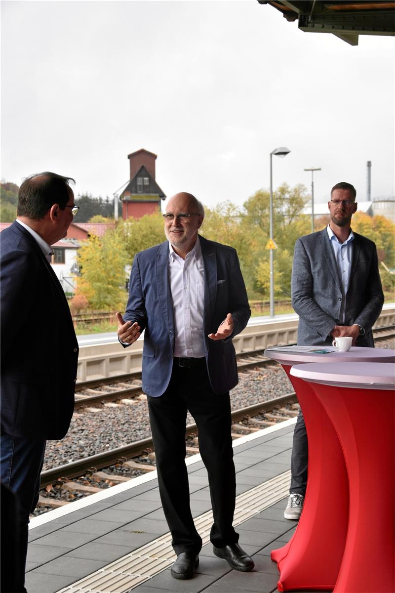 Jetzt geht es in Langelsheim auch barrierefrei zum Regionalzug Die Eröffnung nehmen (v.li.) Ingo Henze, Detlef Tanke und Tobias Festerling vor.
