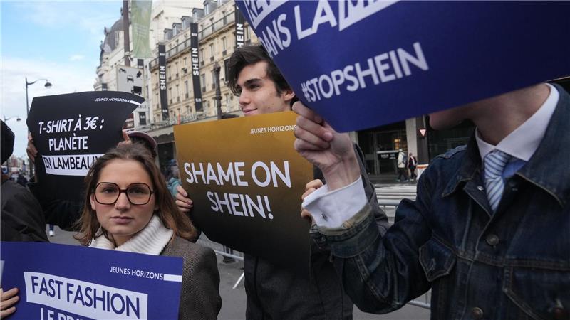 Kindliche Sexpuppen: EU-Kommission nimmt Shein ins Visier Die Eröffnung von Sheins erster Ladenfläche in Paris wurde im vergangenen November von Protesten begleitet. (Archivbild)