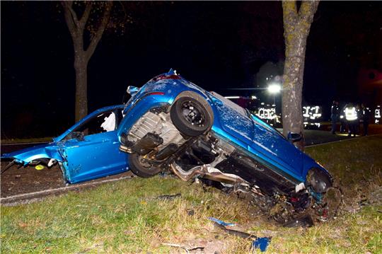 Die Ersthelfer konnten dem Fahrer des Pkw nicht mehr helfen. Er verstarb unmittelbar nach dem Aufprall. Foto: Koglin