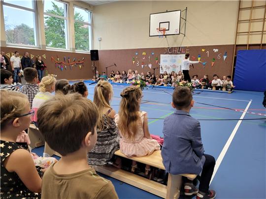 Die Erstklässler der Gerhart-Hauptmann-Schule werden musikalisch begrüßt.  Fotos: Exner