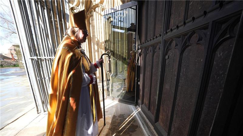 Die Erzbischöfin von Canterbury, Dame Sarah Mullally, schlägt dreimal gegen das Westportal der Kathedrale von Canterbury, bevor sie in der Kathedrale von Canterbury in Kent zur 106. Erzbischöfin von Canterbury inthronisiert wird.