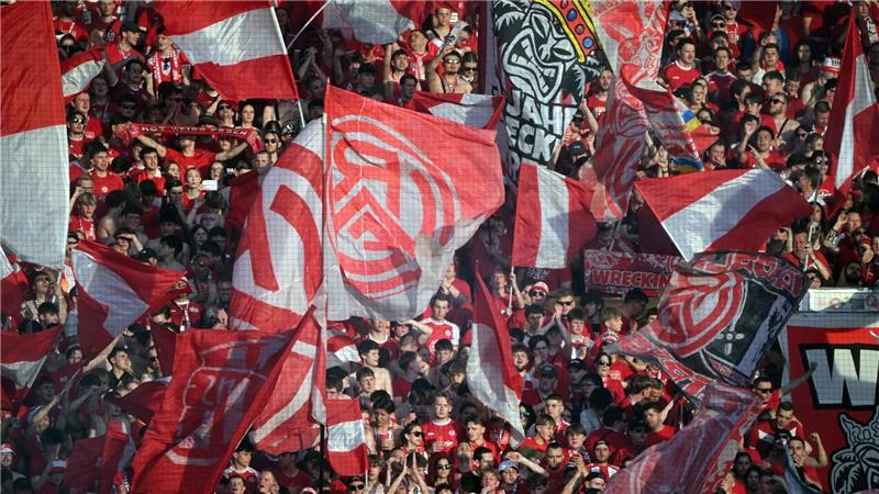 Vorteil Essen: RWE schlägt Fürth im Relegations-Hinspiel Die Essener Fans feuerten ihr Team lautstark an.
