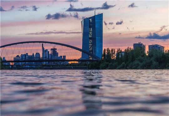 Die Europäische Zentralbank (EZB) und die Skyline der Mainmetropole liegen in der Abendsonne.