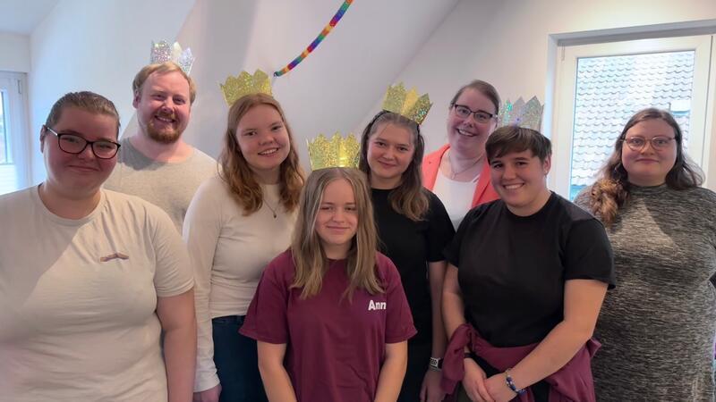 Die Evangelische Jugend freut sich über ihre gemeinsame Leistung und die neuen Räumlichkeiten.