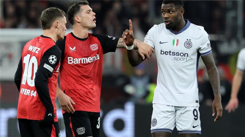Später Siegtreffer: Bayer auf Achtelfinal-Kurs Die Ex-Gladbacher Xhaka und Thuram im Disput.