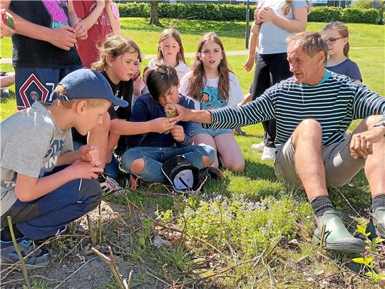 Die Exkursion durch Clausthal-Zellerfeld vergeht wie im Flug: Jürgen Feders Faszination über die Natur steckt an. Foto: Jenzora