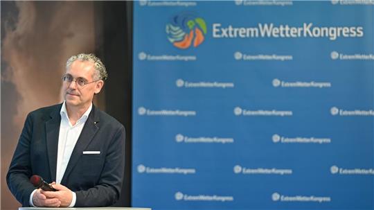 Die Experten befürchten, dass es in Zukunft mehr Hitzewellen und heftigere Sturmfluten geben wird.