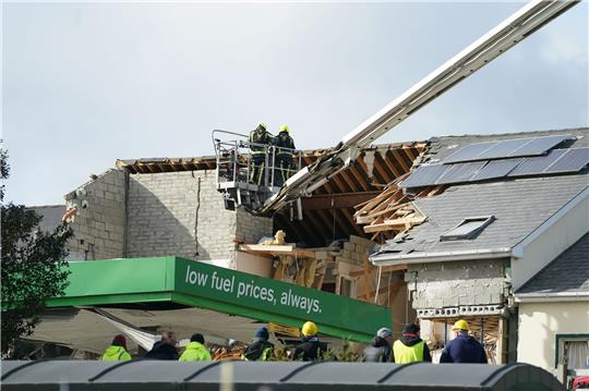 Die Explosion hat umliegende Häuser beschädigt.