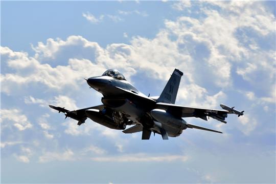 Die F-16 ist in der Lage, auch in extrem niedriger Höhe und bei jedem Wetter zu fliegen.
