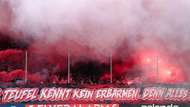 Platzsturm beim hitzigen Derby: FCK schaltet Waldhof aus Die FCK-Fans zündeten zahlreiche Feuerwerkskörper und Pyrotechnik.
