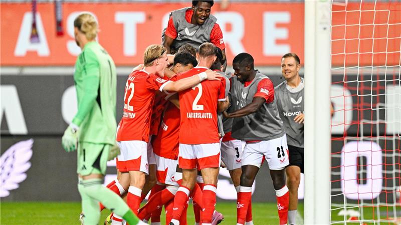 Mit Coolness vom Punkt: Lautern bezwingt Schalke Die FCK-Spieler bejubeln das goldene Tor von Marlon Ritter.
