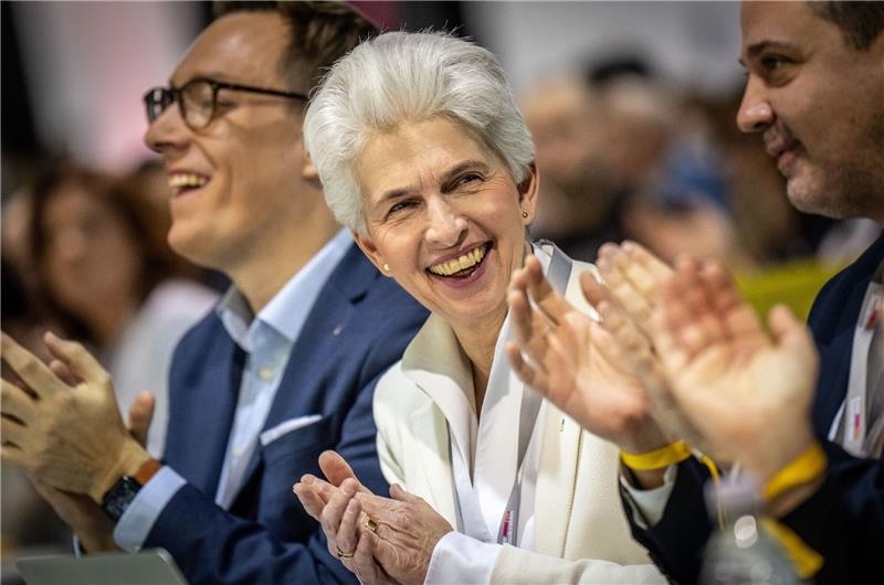 FDP setzt im EU-Wahlkampf auf Strack-Zimmermann Die FDP-Politikerin Marie-Agnes Strack-Zimmermann führt ihre Partei als Spitzenkandidatin in die Europawahl im Juni.