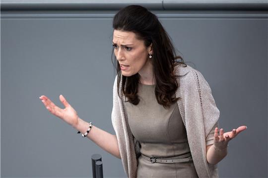 Die FDP-Politikerin Nicole Bauer während einer Bundestagsrede.