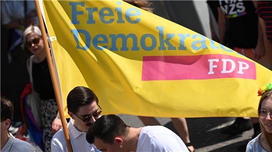 Teilnehmer des Christopher Street Day (CSD) marschieren mit einer FDP-Fahne durch die Hansestadt.
