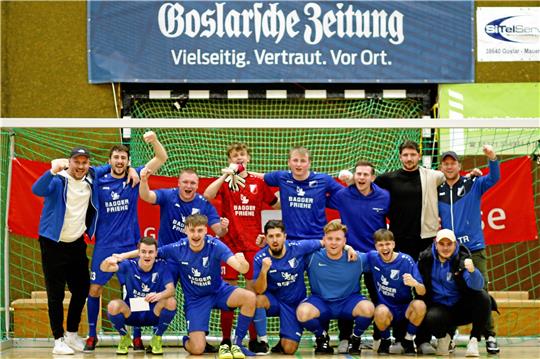 Die FG Vienenburg/Wiedelah bejubelt den Turniersieg. Im Finale setzt sich der Fußball-Nordharzligist gegen Ligakonkurrent VfL Oker II im Neunmeterschießen mit 3:2 durch. Foto: Epping