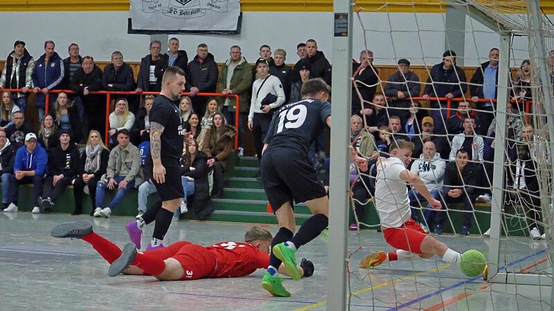 Co-Gastgeber holt sich den Gruppensieg Die FG Vienenburg/Wiedelah (blaue Trikots) unterliegt Co-Gastgeber SV Schladen in der Vorrunde deutlich mit 1:4. Foto: Epping