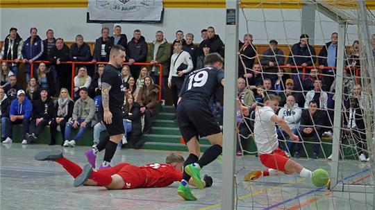Die FG Vienenburg/Wiedelah (blaue Trikots) unterliegt Co-Gastgeber SV Schladen in der Vorrunde deutlich mit 1:4. Foto: Epping