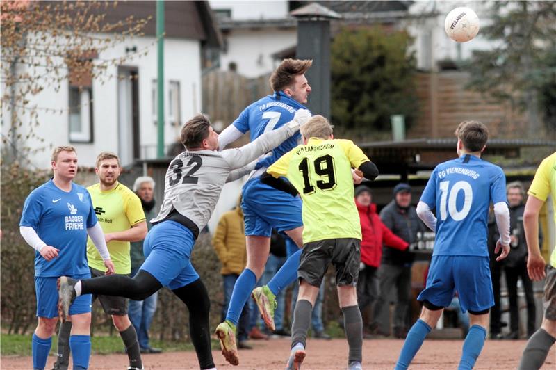 Vienenburger stoßen „ein Böckchen“ um Die FG Vienenburg/Wiedelah gerät in Langelsheim nur selten unter Druck. Hier klären Torwart Jason Schild und Dennis Höver mit vereinten Kräften gegen Daniel Gust (Nr. 19). Foto: Gietemann