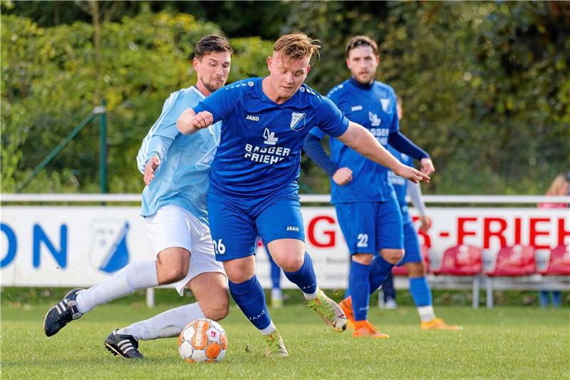 Die FG Vienenburg/Wiedelah, hier Dominic Marx (Mitte), gehört genauso zu den Topteams der Fußball-Nordharzliga wie der FC Othfresen mit Moritz Pyrskalla (l.). Foto: Drechsler