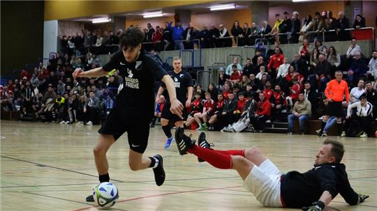 Die FG Vienenburg/Wiedelah, hier beim 1:1-Unentschieden im Zwischenrundenspiel gegen den FC Groß Döhren, verteidigt ihren Titel ohne Niederlage. Foto: Epping
