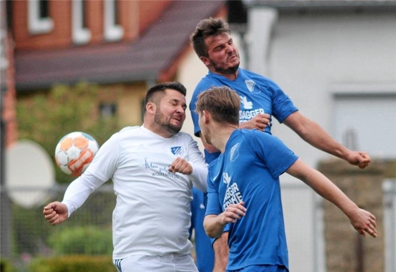 GSC und SV Rammelsberg weiter - Aus für TSG Bad Harzburg Die FG Vienenburg/Wiedelah, rechts Arton Preteni, stemmt sich gegen das Aus gegen Bezirksliga-Aufsteiger Arminia Adersheim, kassiert am Ende aber eine 0:2-Niederlage. Foto: Gietemann