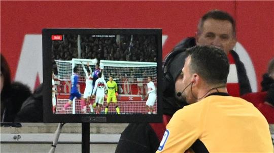 Die FIFA gibt vor, wann im Fußball der VAR eingreift. (Archivbild)