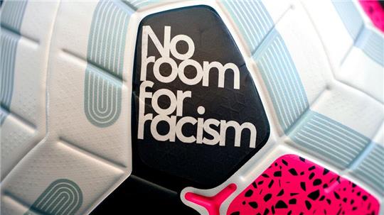 Die FIFA hat einen italienischen Verteidiger wegen diskriminierenden Verhaltens gesperrt.