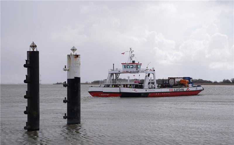 Die FRS Elbfähre «Glückstadt» legt vom Fähranleger an der Elbe ab.