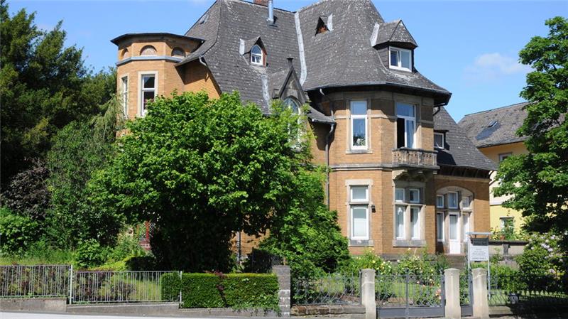 Die Fabrikantenvilla Heubel aus dem Jahr 1884 steht an der Astfelder Straße.