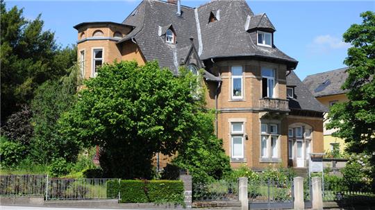 Die Fabrikantenvilla Heubel aus dem Jahr 1884 steht an der Astfelder Straße.