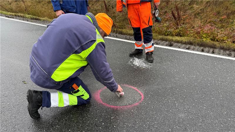 Unbekannte Substanz auf der B4: Jetzt wird die Fahrbahn abgefräst Die Fachfirmen und Mitarbeiter der Straßenmeisterei haben Testfelder eingerichtet, mit denen geprüft werden kann, wie die unbekannte Substanz auf die verschiedenen Lösungsmittel reagiert.