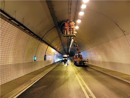 Die Fachleute kontrollieren und reinigen die Lüfter an der Tunneldecke. Foto: Straßenbehörde