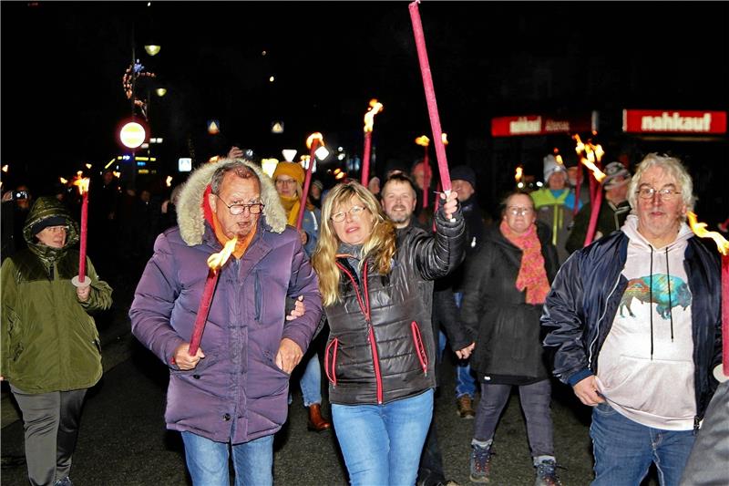 Die Fackelwanderung des Harzklubs begeistert mehr als 200 Teilnehmer. Foto: Jung