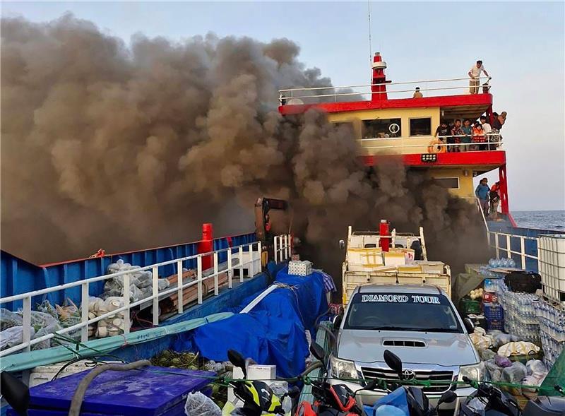 Die Fähre fing am Donnerstagmorgen vor der südthailändischen Küste Feuer.