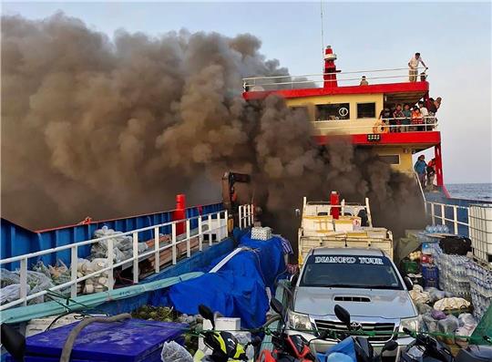 Die Fähre fing am Donnerstagmorgen vor der südthailändischen Küste Feuer.