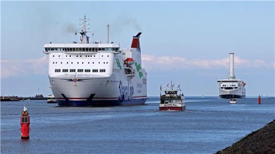 Die Fähren von Stena Line, die zwischen Rostock und dem schwedischen Trelleborg verkehren, können auch von Zügen genutzt werden. Das macht sie bedeutsam für Militärtransporte, sagt Stena Line. (Archivbild)