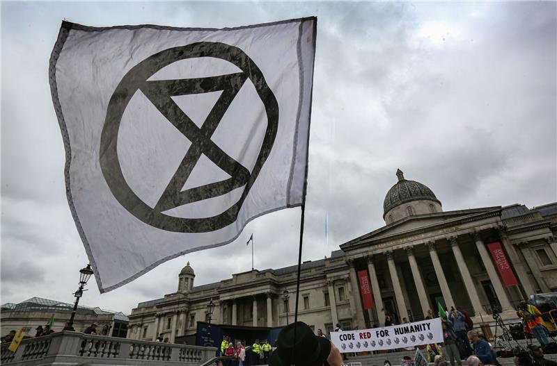 Britische Klimaaktivisten wollen sich nicht mehr festkleben Die Fahne von Extinction Rebellion.