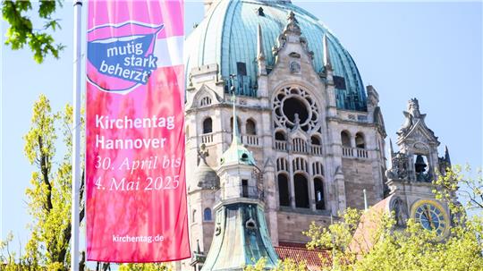 Die Fahnen wehen schon - am Mittwoch startet der Kirchentag.