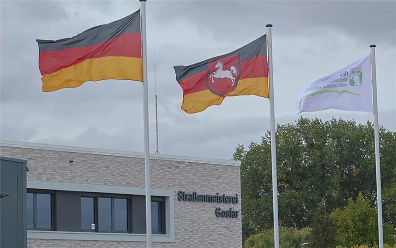 Die Fahnen wehen schon am neuen Sitz: Die Goslarer Straßenmeisterei ist fertig, Mannschaft und Geräte ziehen in den nächsten Wochen von der Vienenburger Straße an die Käthe-Kruse-Straße um.