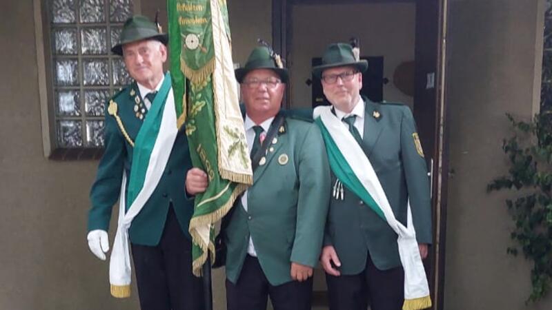 Programm vorgestellt: Lochtumer feiern Schützenfest im neuen Stil Die „Fahnenrotte“ der Lochtumer Schützen: Werner Unverhau (von links), Otto Meyer und Knut Warnecke.
