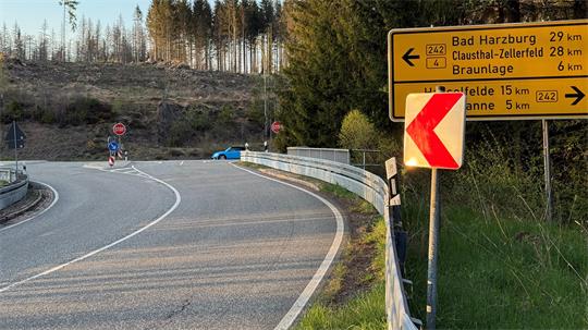 Das Foto zeigt eine Fahrbahn, auf der schwach einige Risse zu erkennen sind.