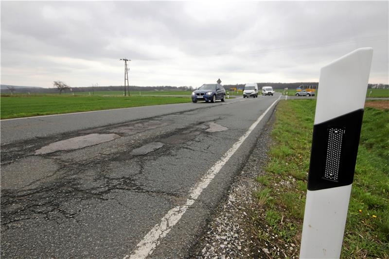 Die Fahrbahn der Landesstraße 500 vor und hinter der Gielder Kreuzung kennzeichnen seit längerer Zeit zahlreiche Schadstellen. Foto: Gereke