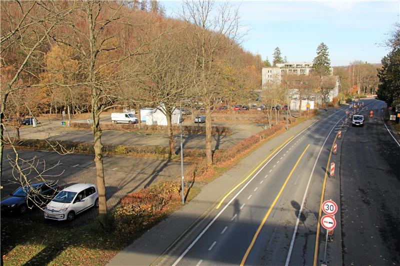 B4-Baustelle Harzburg: Großparkplatz wird Montag zum Nadelöhr Die Fahrbahn neben dem B 4-Parkplatz wird kommende Woche voll gesperrt. Befahren und verlassen des Parkplatzes geht dann nur über die Einfahrt, die offizielle Ausfahrt ist während der Arbeiten dicht. Foto: S. Weber