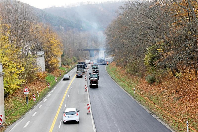 B4: Arbeiten im letzten Abschnitt laufen Die Fahrbahn von Braunschweig kommend in Richtung Torfhaus ist bereits abgefräst und mit einer neuen Asphaltschicht versehen, voraussichtlich kommende Woche soll die andere Straßenseite an die Reihe kommen. Fotos: Fricke